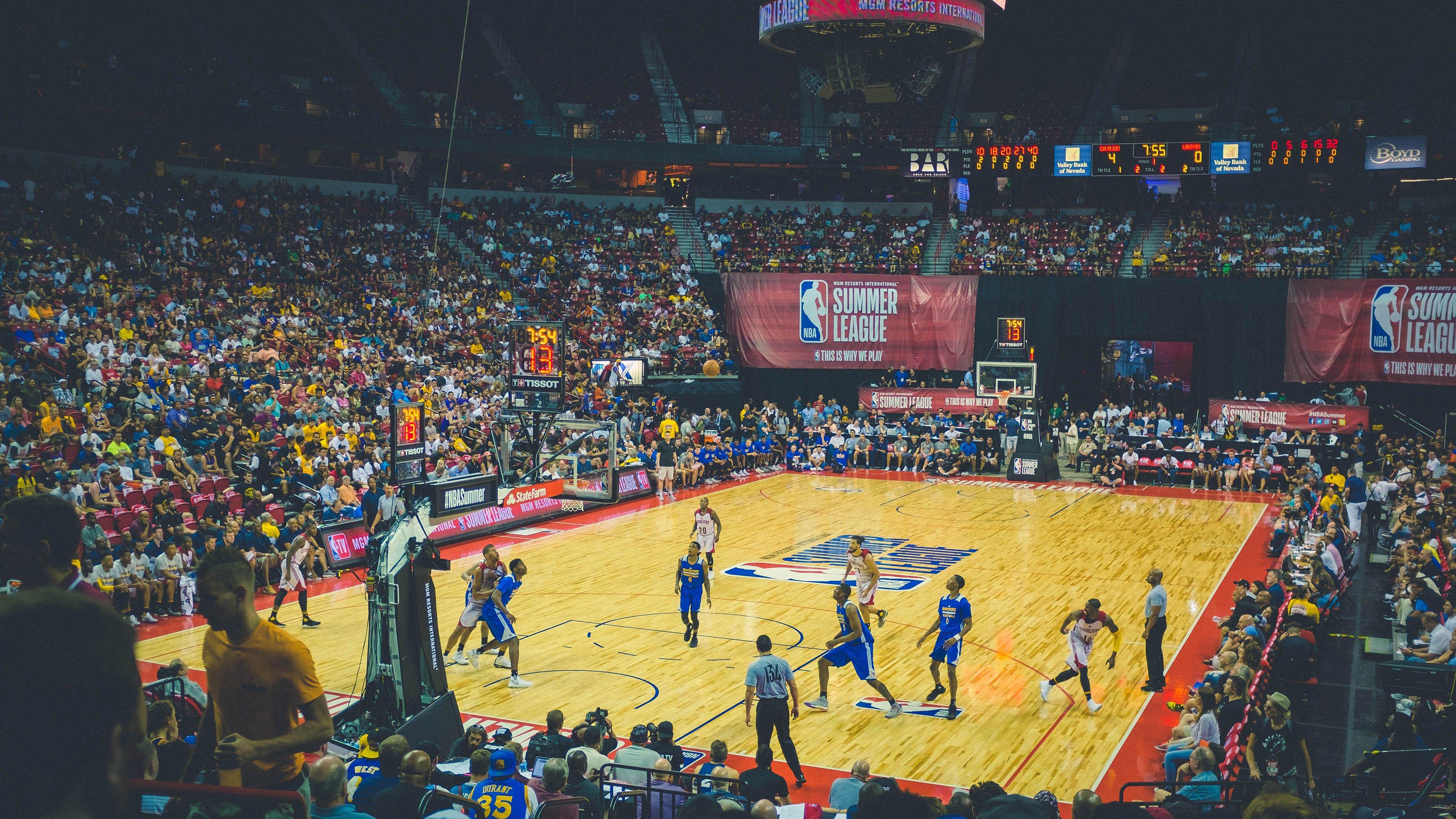 赵睿周琦互换东家震惊篮坛,背后折射中国篮球的现实抉择